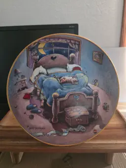Plate "Bed Hog"by Gary Patterson with cat