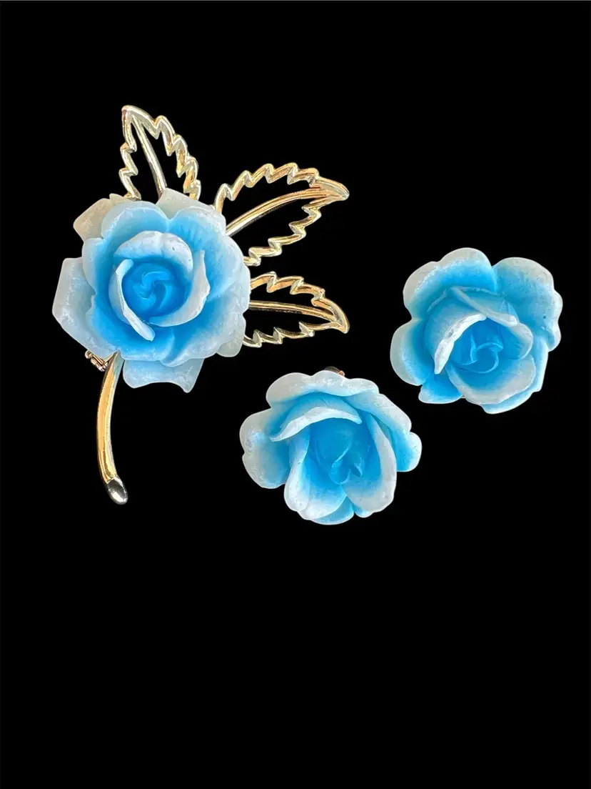 Vintage Blue Lucite Flower Goldtone Brooch & Clip Earrings #B-12