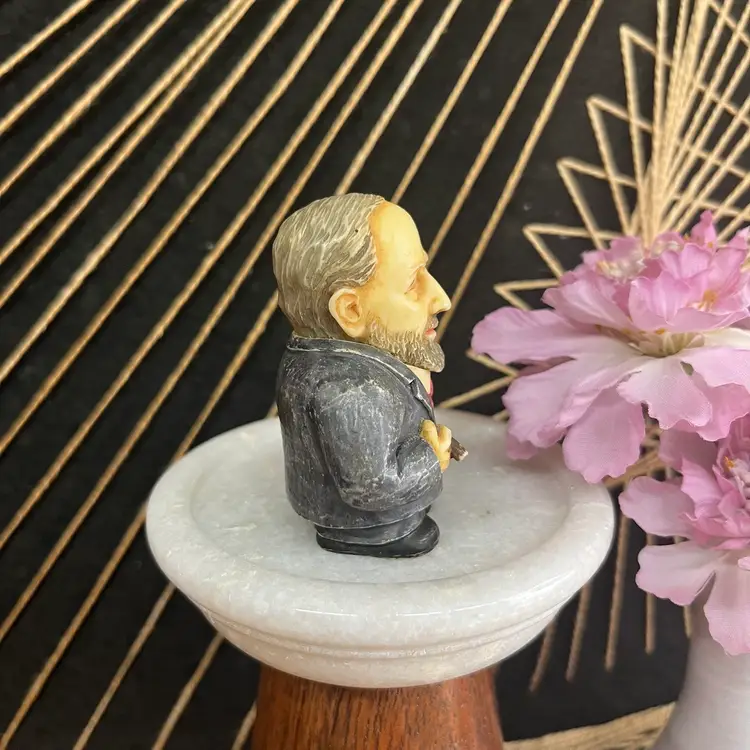 Harmony Kingdom Ball Historical Pot Belly Retired Sigmund Freud Miniature Figurine