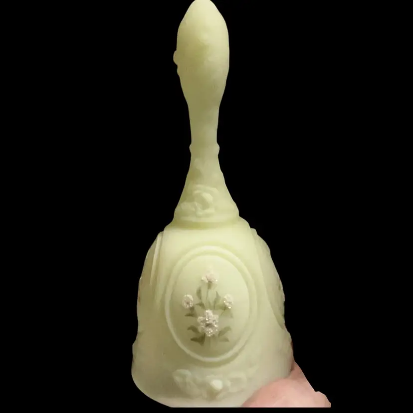 Vintage Fenton Custard Glass Bell . Hand Painted Floral Flower Design , With Artist Signature “ Hand Painted By T. Thomas” Bell Made Of Opaque ~ Off White / Ivory Custard Glass. Get It’s Color From Uranium Oxide. Gives It A Fluorescent Green Under A UV ~ Black Light. As Shown In Pictures. Very Beautiful!!