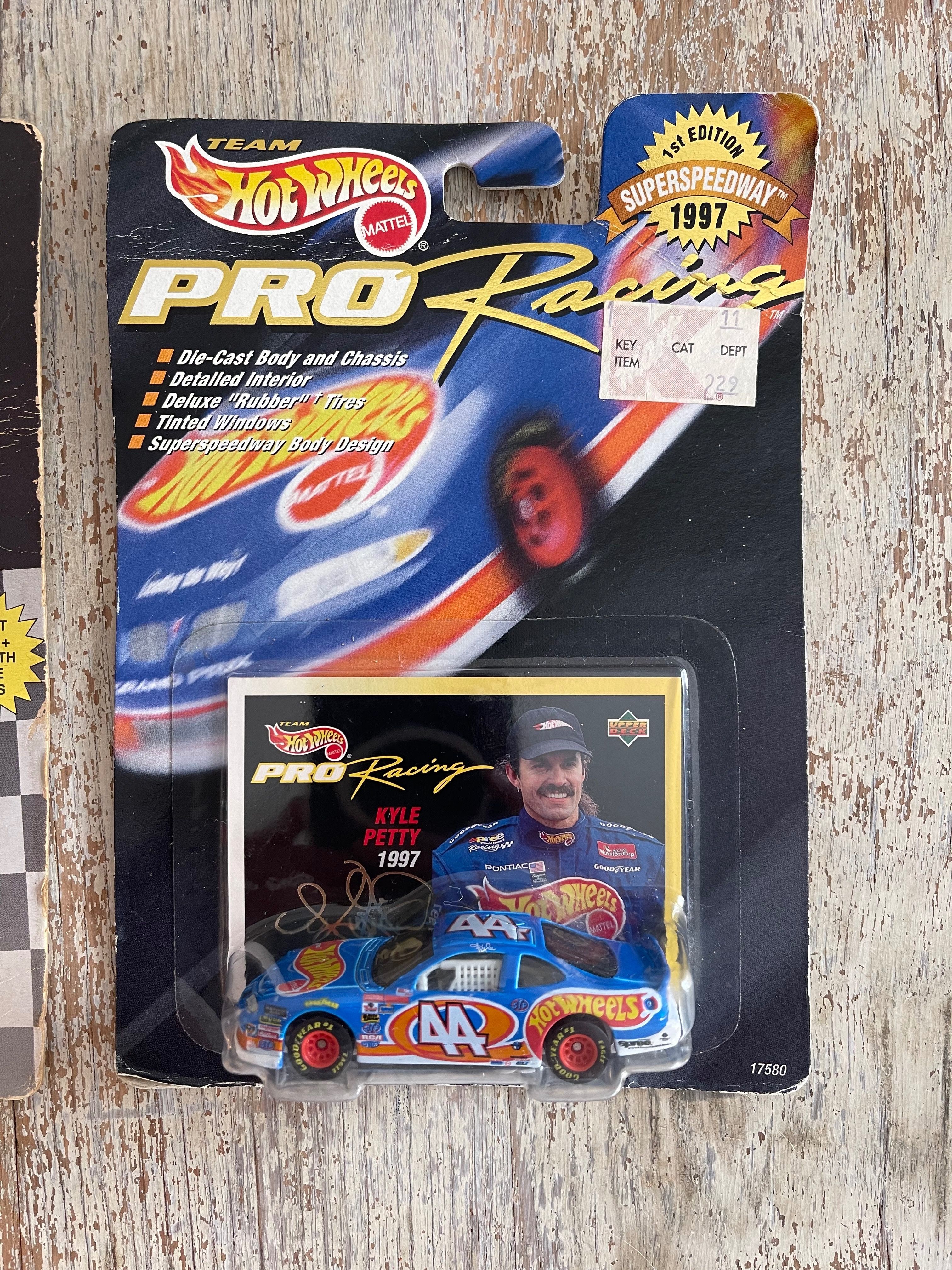 ホットウィール　NASCAR ハードケース　ヘンドリック ホットウィール NASCAR ハードケース ヘンドリック - メルカリ