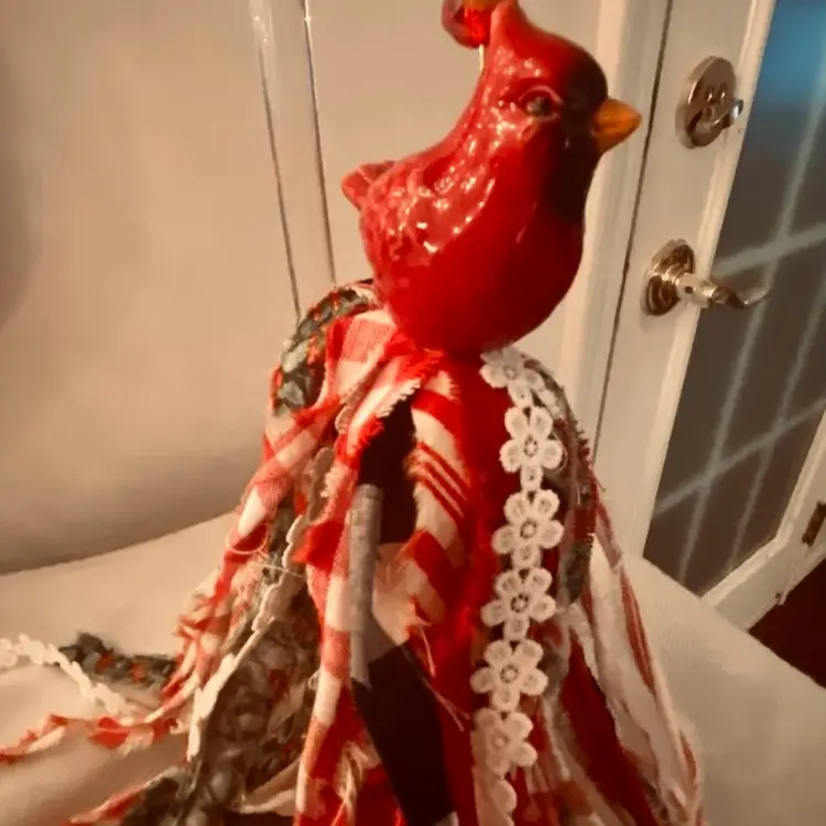 Red cardinal S&P Shaker Tassel