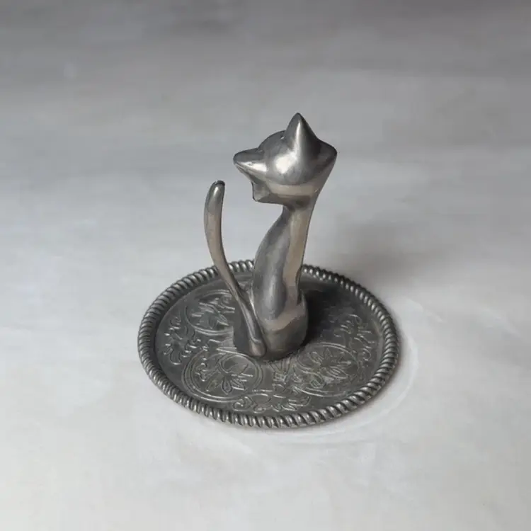 VINTAGE EP ZINC ALLOY SILVER RING HOLDER TRAY FIGURINE CAT BLUE RHINESTONE EYES