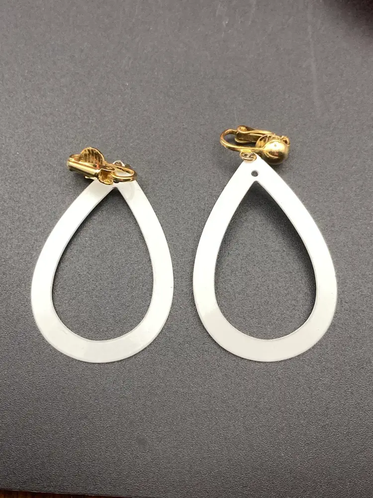 Fashionista Finds Vignette! Vintage Diamond Point Toothpick Holder (2 1/2” Tall) Vintage 1999 Bahner Studios AG Shopping Little Lady (4” Tall 2 1/2” Wide READ 2 Chips On Hat, If You Repaint  Not Noticeable) Vintage Single Rhinestone Clip On Earring (1 1/2”) Clip On Drop Earrings (2” Drop) 3 Pc Ornaments (Purse 3 1/2” Tall 2 1/4” Wide, Hat 1 1/4” Tall 2 1/2” Wide, Shoe 2” Tall 2 3/4” Long)