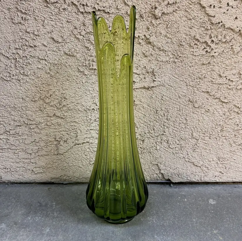 LE SMITH PANEL SWUNG VASE GREEN 19”