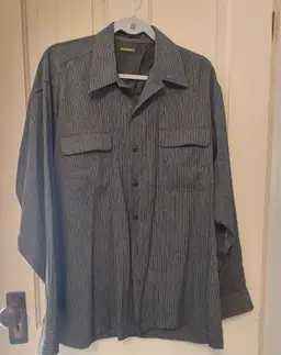 Men's Top- Brand: Bachrach. Size Large (16-16 1/2, 34-35). Black button down shirt with front pockets.. 51% rayon, 49% polyester. No callouts.