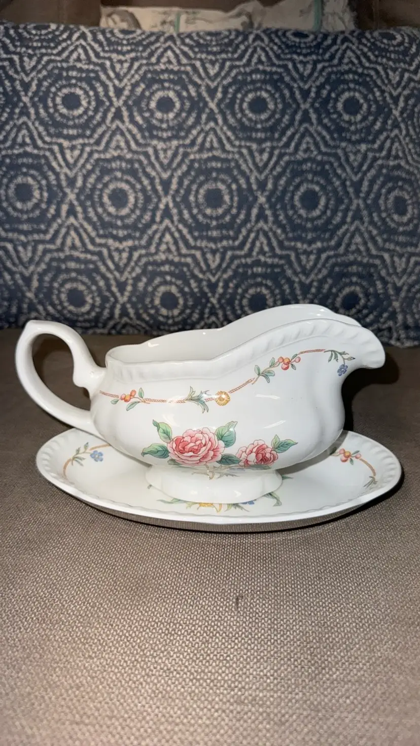JOHNSON BROS 2 Pcs Gravy Boat & Underplate