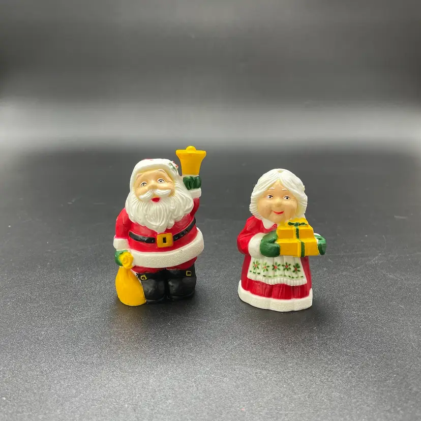 Set of 2 Hallmark Santa Mrs. Claus Plastic Salt Pepper Shakers Christmas
