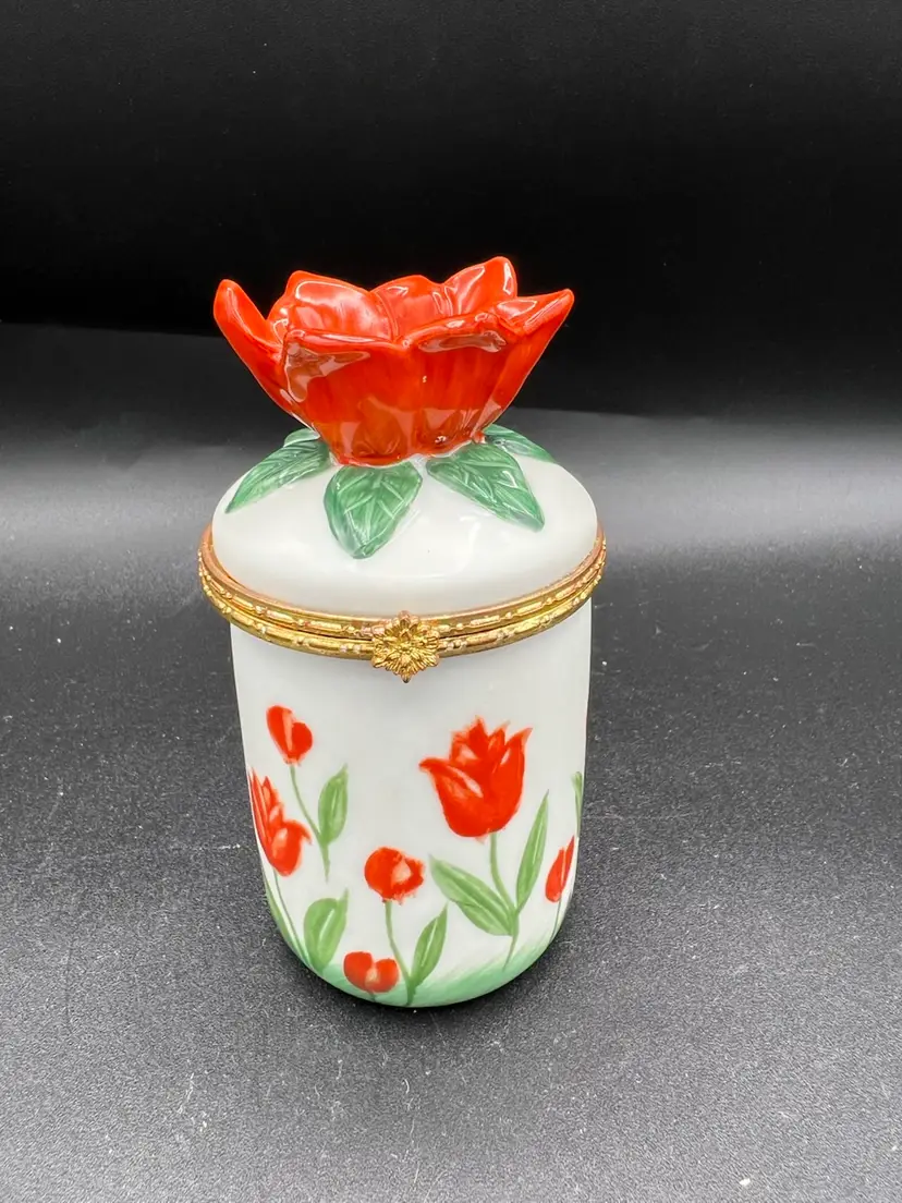 038. Bombay Co. Porcelain Tulip Trinket /Candle Box White Greene Orange Spring