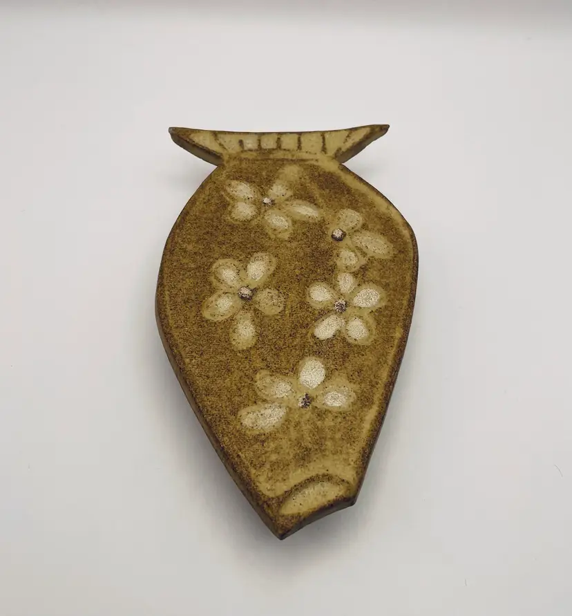 Wall pocket, very unique, tan, pottery, floral design