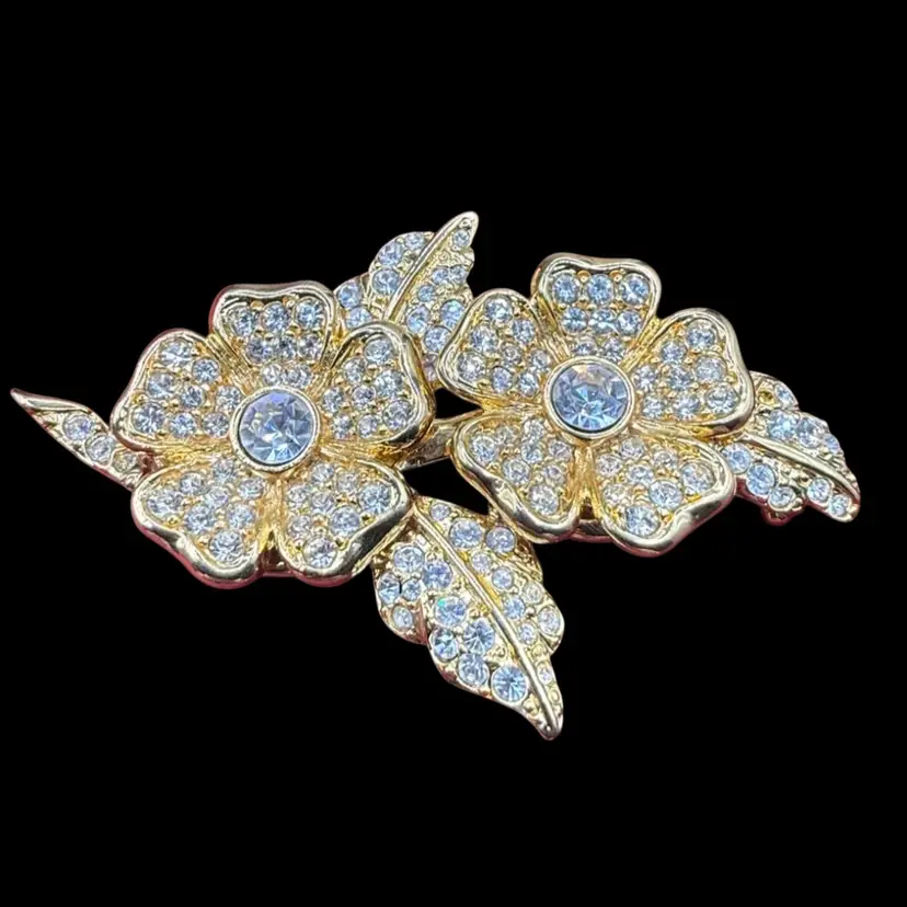 vintage Joan Rivers gold-tone rhinestone floral brooch And Clip On Earrings