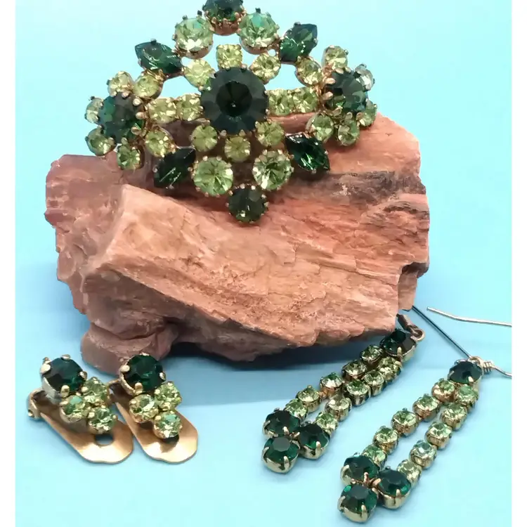 Vintage Green Austrian Crystal Jewelry Set, Brooch, Clipon Earings, Dangle Earings, Made In AUSTRIA