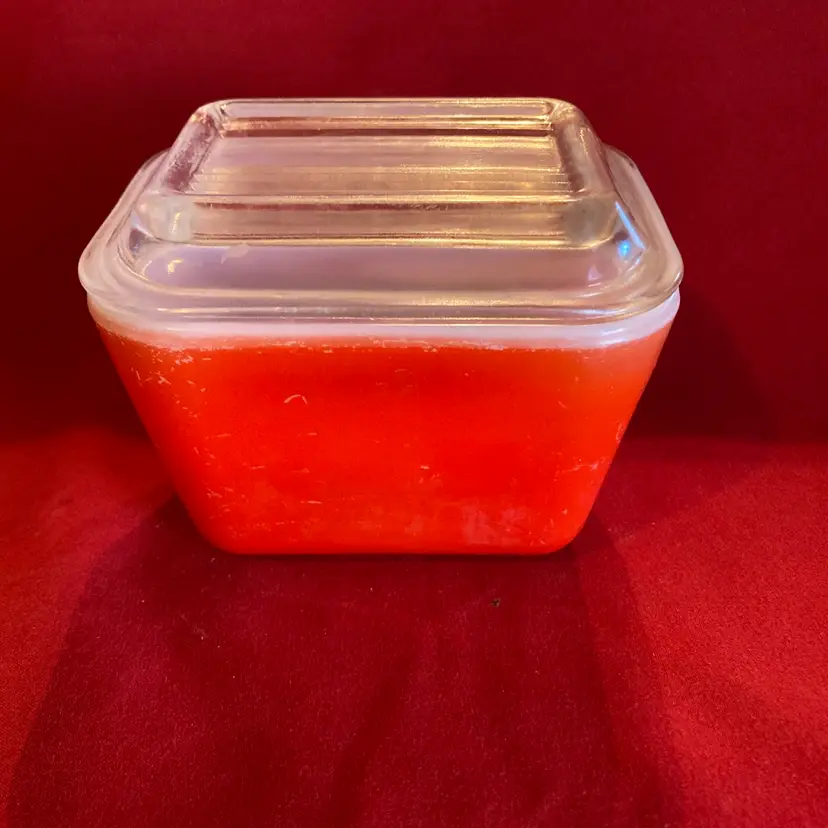 02. VTG Pyrex Refrigerator Dish (Some Wear)