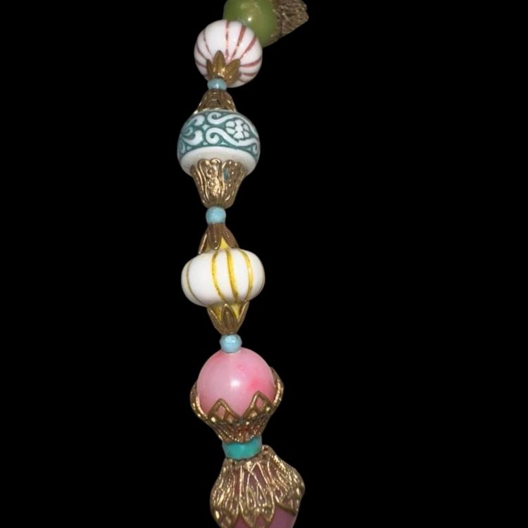 Vintage plastic beaded necklace 10.5” Drop
How fun is this one in its pastel coloring