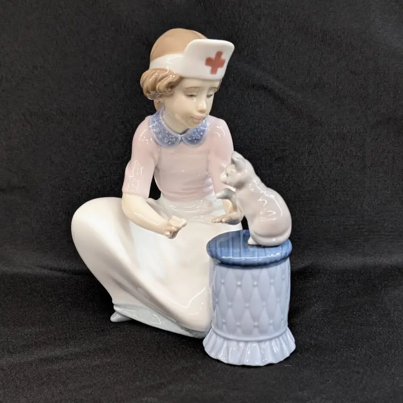Lladro Loving Care #6087 Girl Nurse Vet Bandaging a Cat's Paw Porcelain Figurine