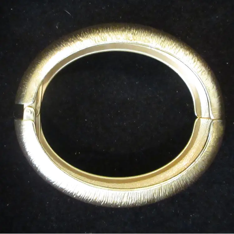 Vintage 1980s Crinkled Gold Tone Hinged Bangle Bracelet