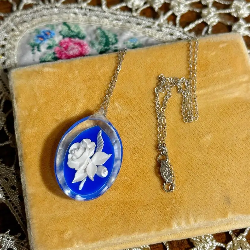 Vintage Carved Lucite Floral Necklace 18”