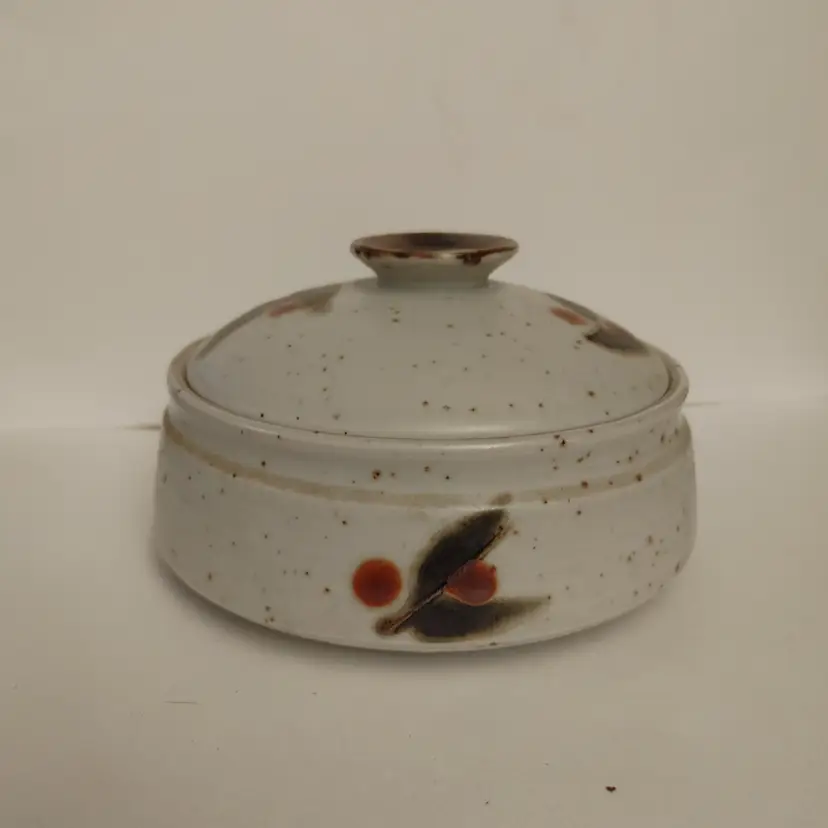 Otagiri pottery covered bowl with Bittersweet pattern. 1970's. 5.5 inch diameter. No chips or cracks.