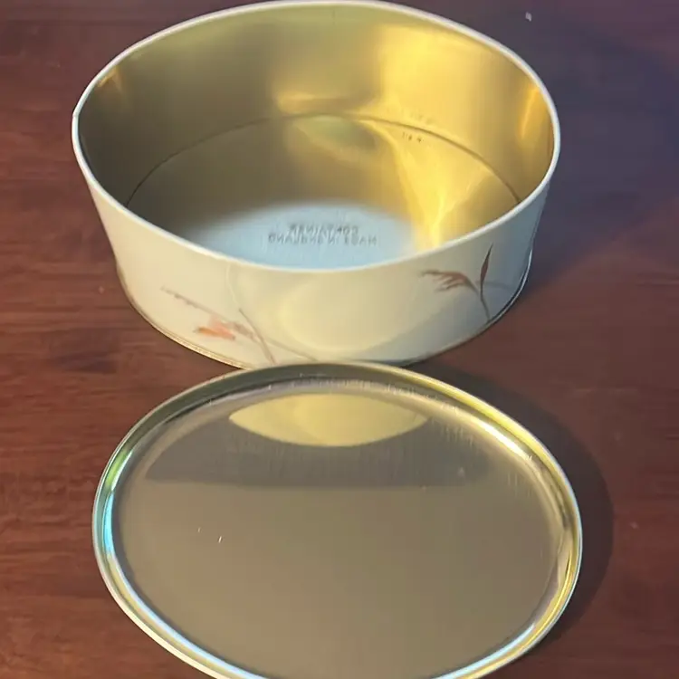 #01 Vintage oval tin featuring a Mads Stage illustration of a duck. - Made In England
7” X 5”