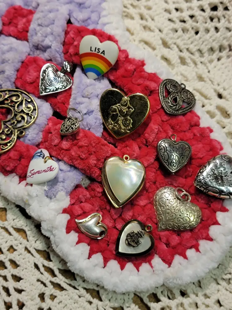 Small lot of heart pendants and lockets