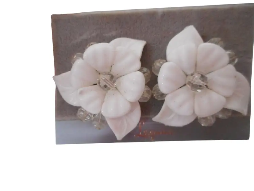 Vintage 1980s white floral cluster Earrings Clip on Laguna