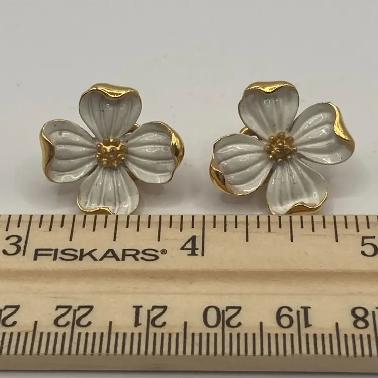 Vtg Crown Trifari Gold Toned And White Enamel Dogwood Clip-on Earrings