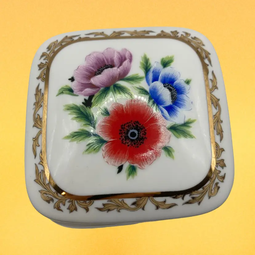 Bouquets Of Love! “We’ve Only Just Begun”! Porcelain Music Box! 2 1/4” Tall x 3” Wide! Heritage House , Inc.