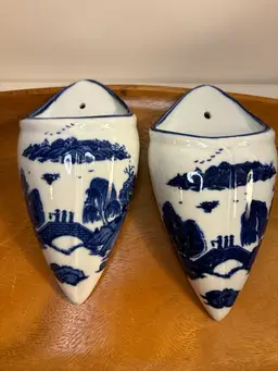 VTG Pair Of White And Blue WILLOW Wall pockets 8” Excellent condition