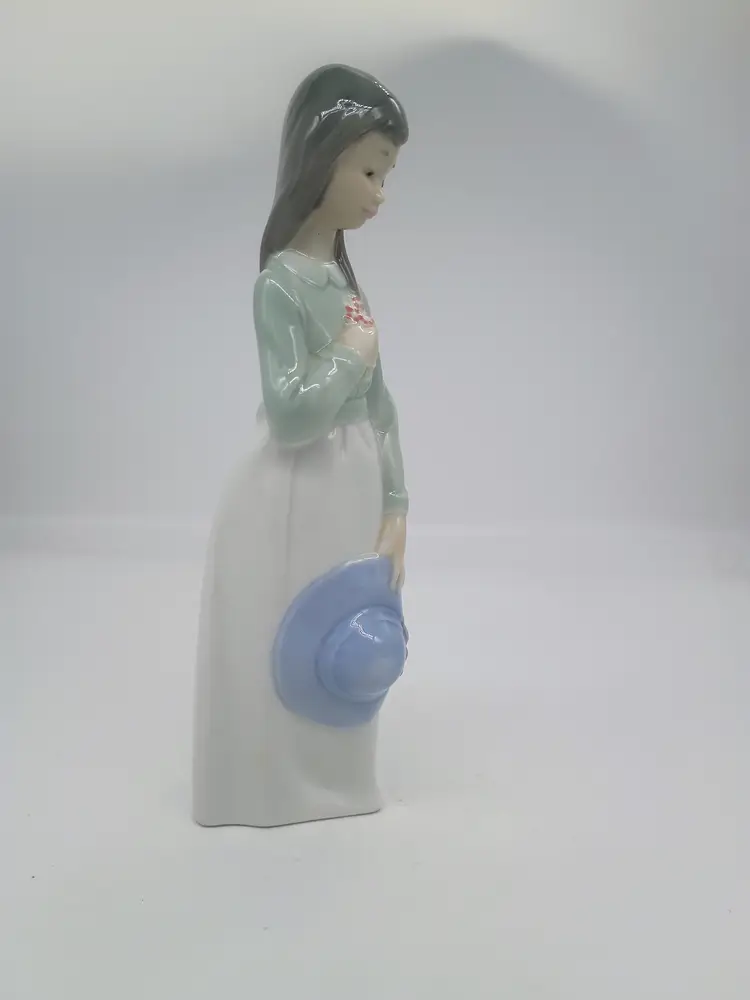 NAO BY LLADRO Figurine Girl with Flowers Bouquet and Bonnet  1990 #24