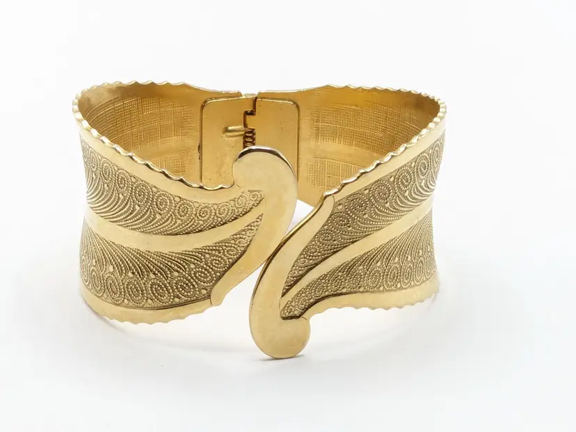 Vintage Gold Tone Leaf Clamper Bracelet Hinged