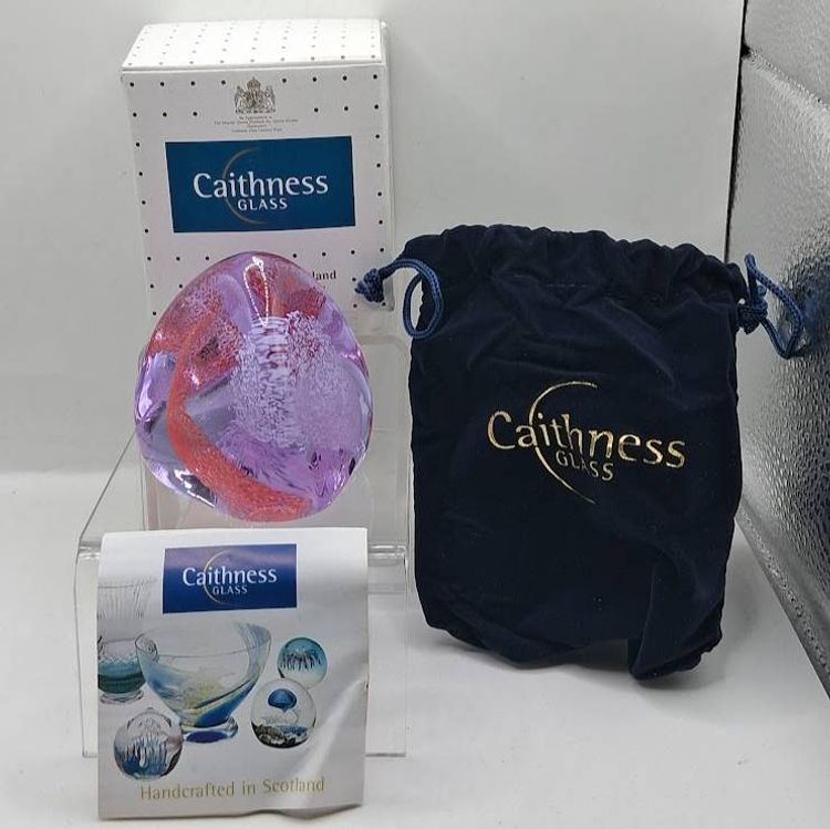 Caithness, Scotland NEW IN BOX, NEODYMIUM/Alexandrite, Pebble-Coral/White, Paperweight