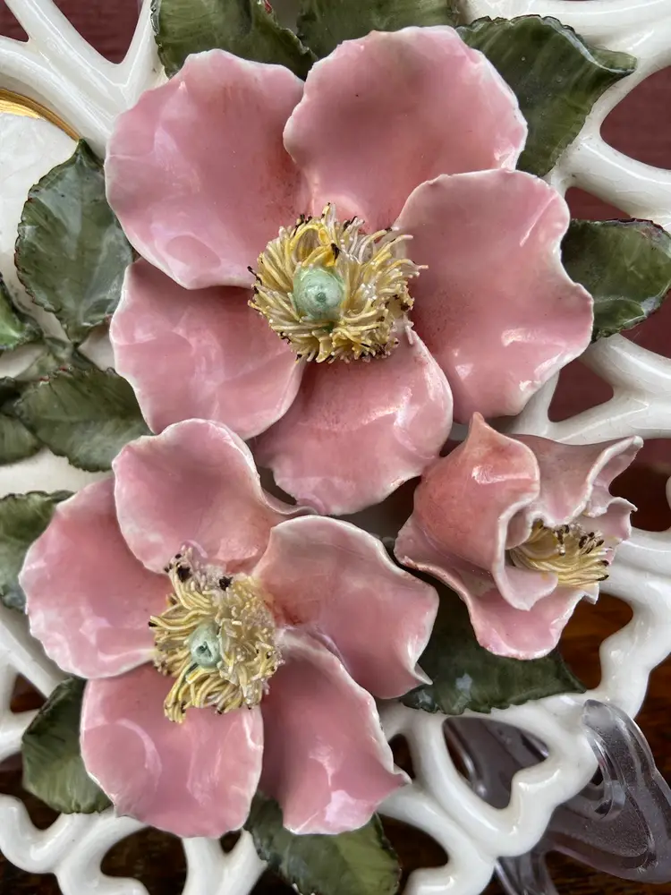 Ceramic, Reticulated, White Heart With Heart Border. Decorated With 3 Flowers And Leaves In A Capodimonte-style. Flowers Have Spaghetti-style Interiors.