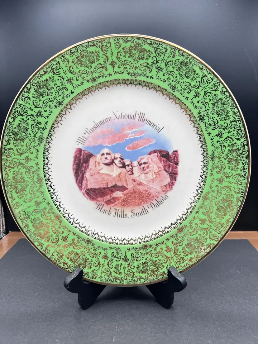 Vintage Views Of America Series China Collector Plate Depicting Mount Rushmore National Memorial In The Black Hills Of South Dakota
Beautiful Green Edge With Gold Leaf Lace Design