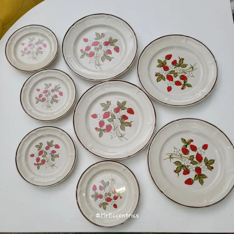Vtg 1980s strawberry blossoms Newcor stoneware dinner & side plates japan