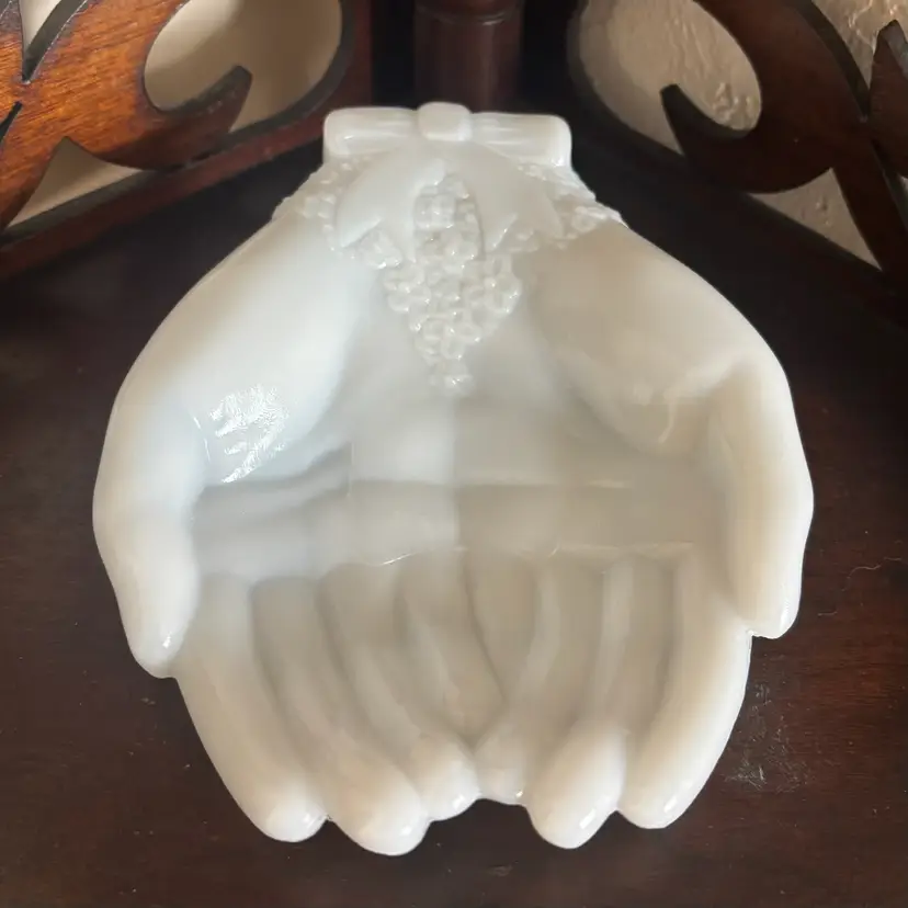 🐇Vintage Avon Touch of Beauty Milk Glass Bow Flower Cupped Hands Trinket Dish