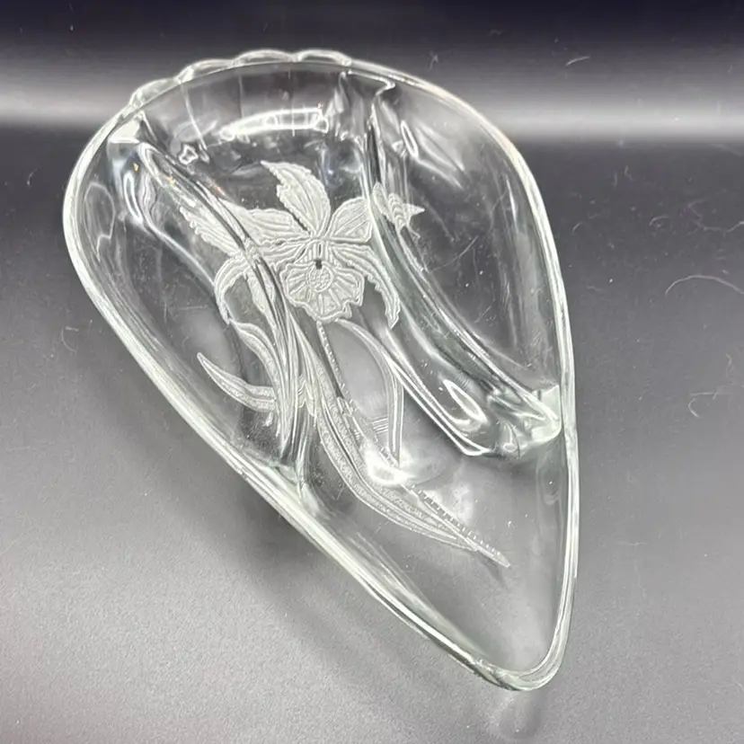 Etched Frosted Clear Glass Teardrop Petal Shape Ruffled Edge 3 Seciton Divided Dish - 12 in - UV Glow