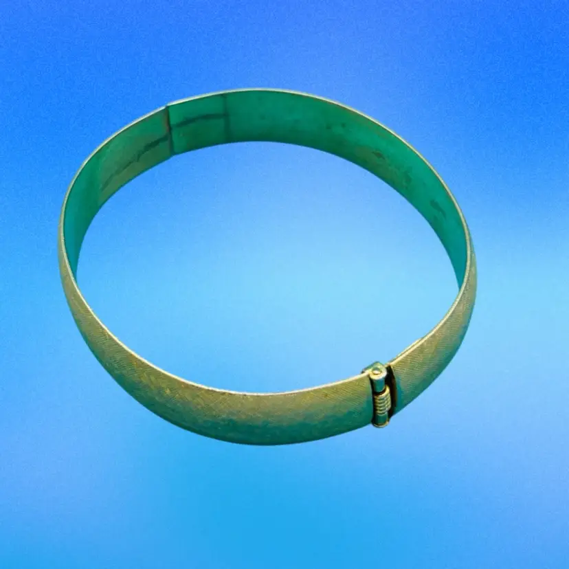 Vintage Gold-Tone Hinged Bangle Bracelet – Classic Mid-Century Jewelry