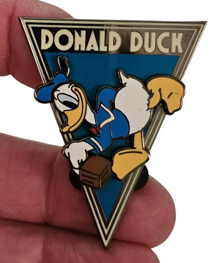 2009 Disney Donald Duck Pennant Flag Pin