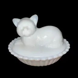Westmoreland MilkGlass Cat In Basket Covered Dish 3.75-4” Tall X 5.5” Long X 4” Wide