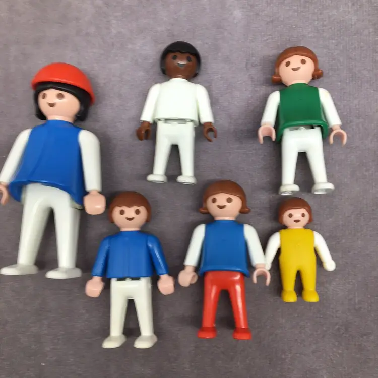 Playmobil 3290 Nursey / Daycare- Lady is missing her shirt collar.