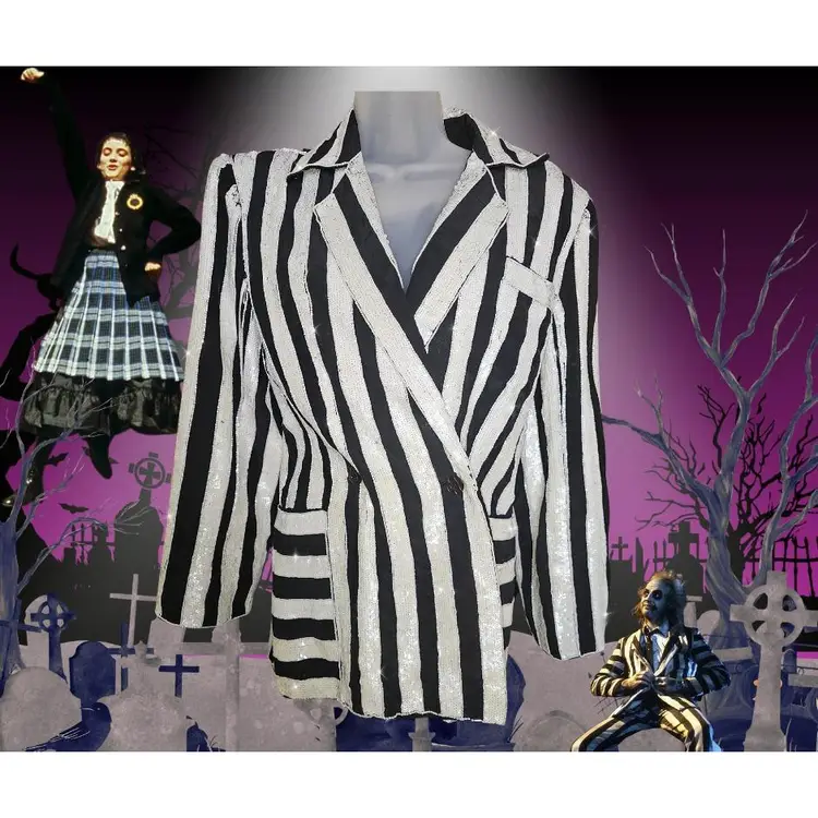 🧟♂️👻it's SHOWTIME!!👻🧟♀️
1970s/80s Black and White Silk & Sequin blazer by Ecstasy
Looking for the perfect outfit to see the new Beetlejuice movie? Look no further!
🎵Jump in the line🎵 with this spooktacular black and white beaded blazer that gives off total Beetlejuice Vibes!🪲🍂 made of mulberry silk, this gorgeous blazer has thick bands of white sequins and beads all over it. It's in great condition, and has a double button closure as well as a dagger collar.
🧟♀️Approximate measurements 🧟♂️
Chest-42"
Waist-36"
Length-26"
Sleeve length-21"
Sleeve width-18"