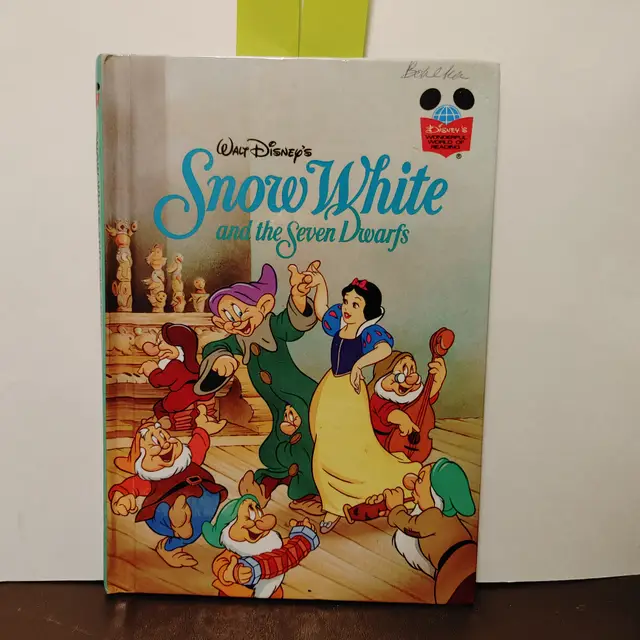 Snow White. Disney. Condition issues: name of front cover inside, paper on front cover, back binding torn away.
