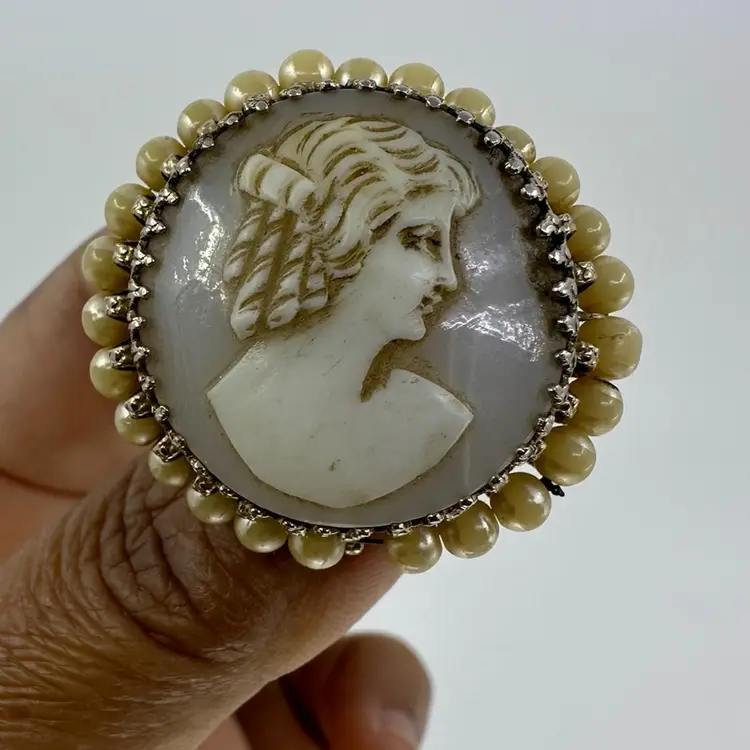 Vintage C1940s Cameo With Faux Pearl Border Brooch Pendant