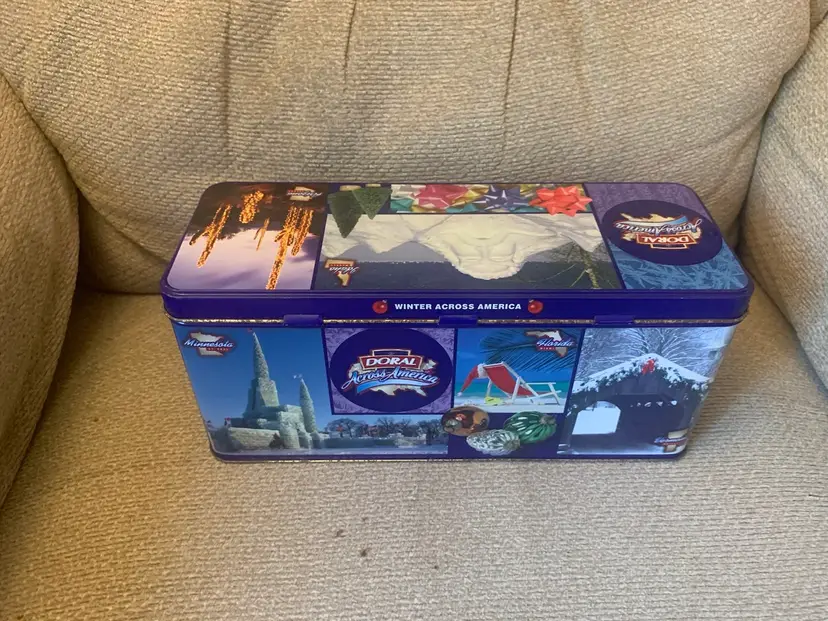 044 Doral Cigarettes Christmas Tin