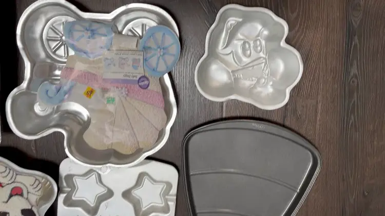 Cake/Cookie Pan Bundle Lot Of 8