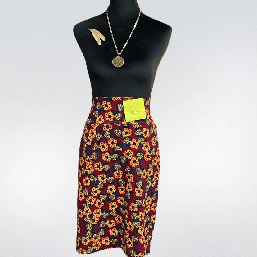 Lularoe Cassie Skirt With Gold Tone Leaf Brooch And Gold Tone Pendant