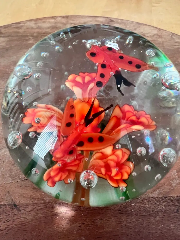 Paperweight
Glass With Orange Butterflies and Flowers And Controlled Bubbles. In Beautiful Condition 
3x3”
