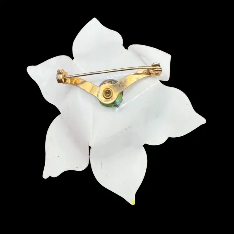 vintage 1960s white and Yellow enamel daisy flower brooch or pin.