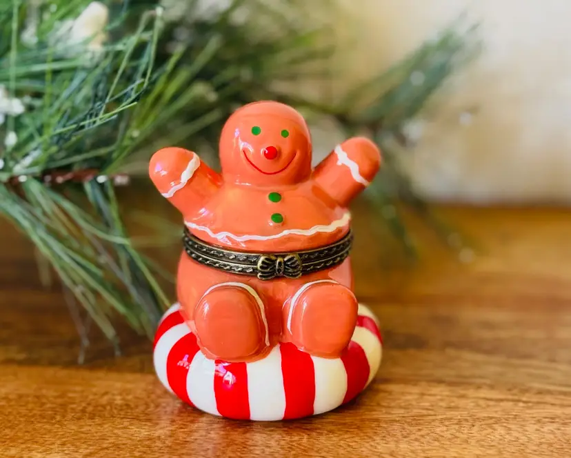 Winter Holidays Christmas GINGERBREAD MAN Porcelain Hinged Trinket Box 3" X 2"