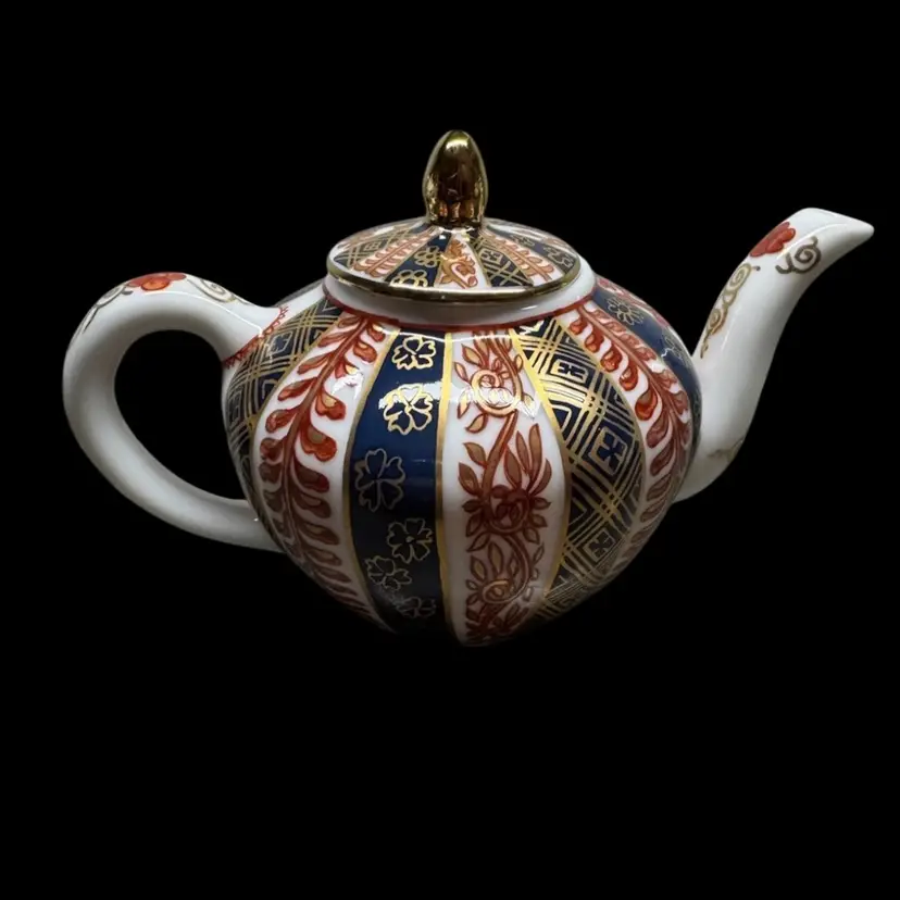 1985 Franklin Mint Victoria and Albert Museum collectible Meissen Fine Porcelain teapot, 3.5 In H X 5.5 In W